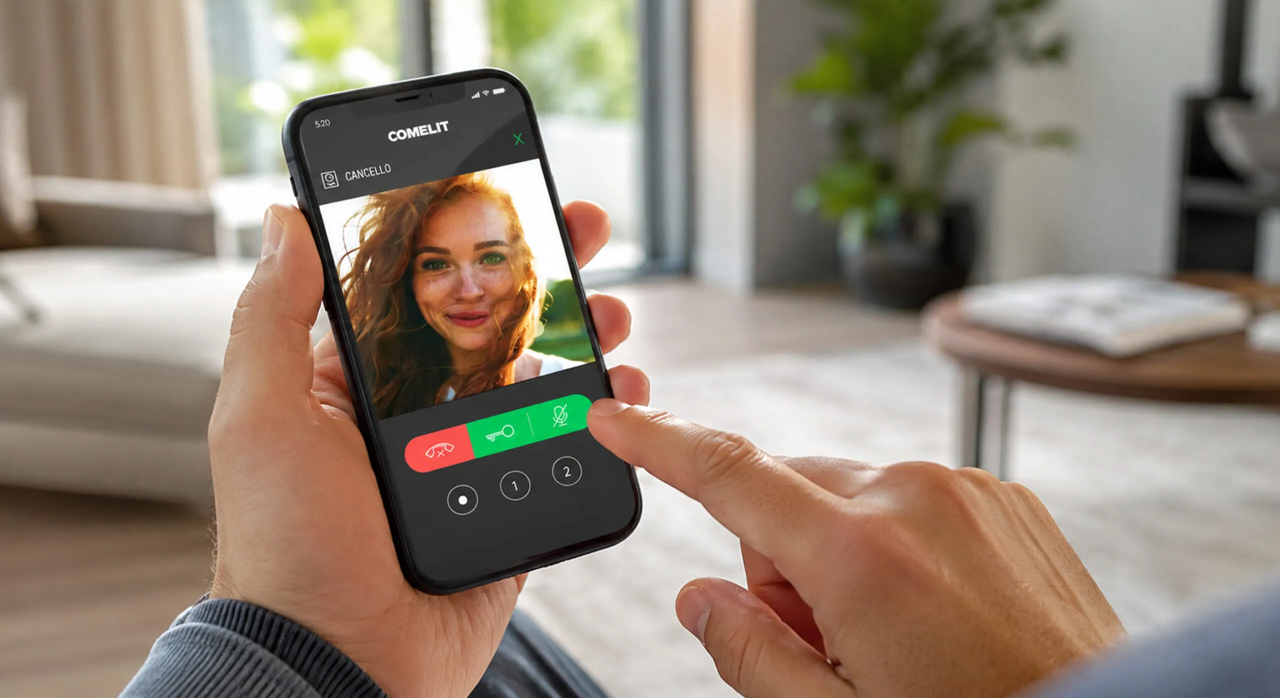 App videocitofono Comelit su smartphone per rispondere alle chiamate e controllare gli accessi da remoto