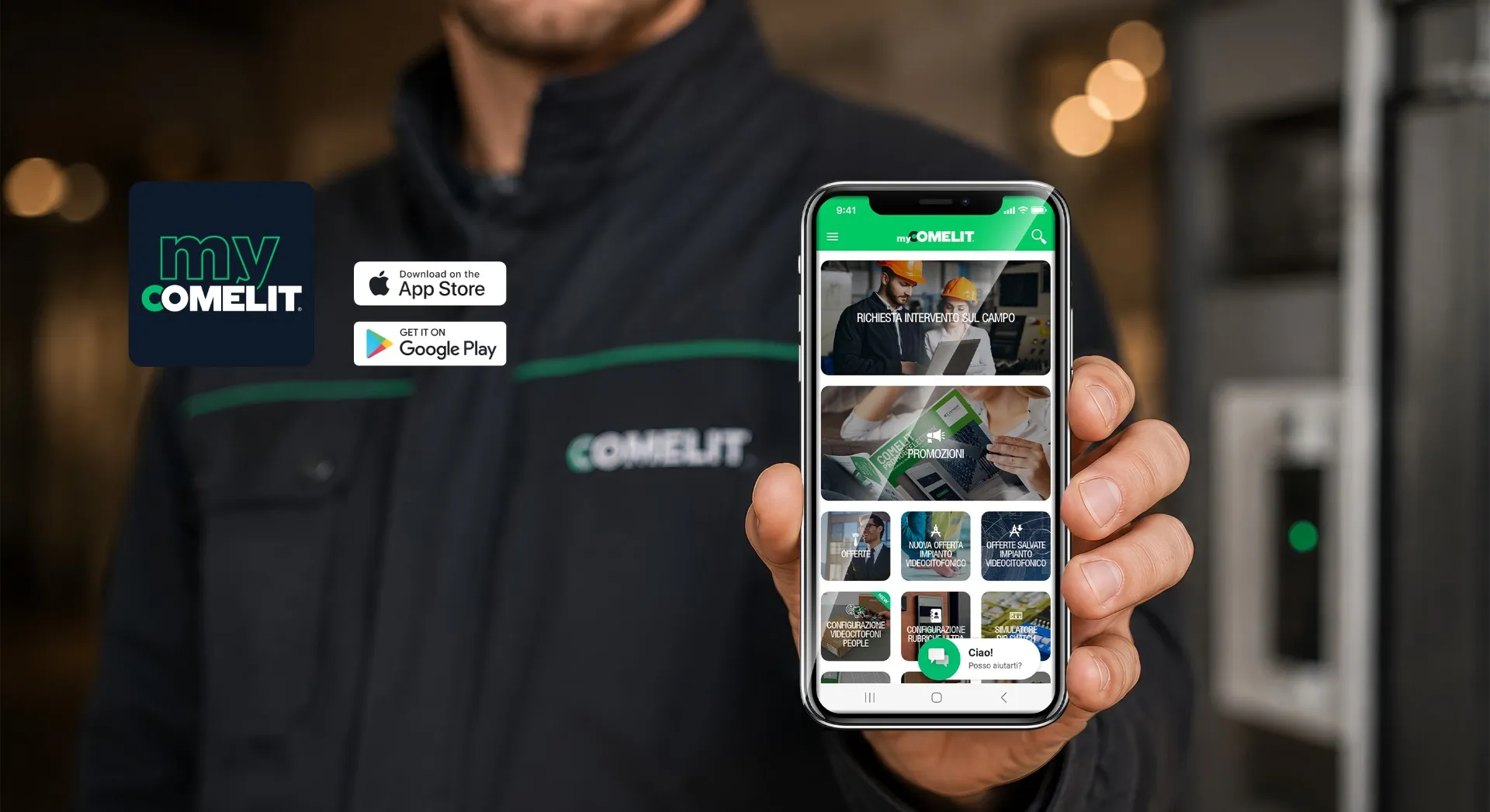 Installatore mostra l'app MyComelit su smartphone per l'installazione videocitofono