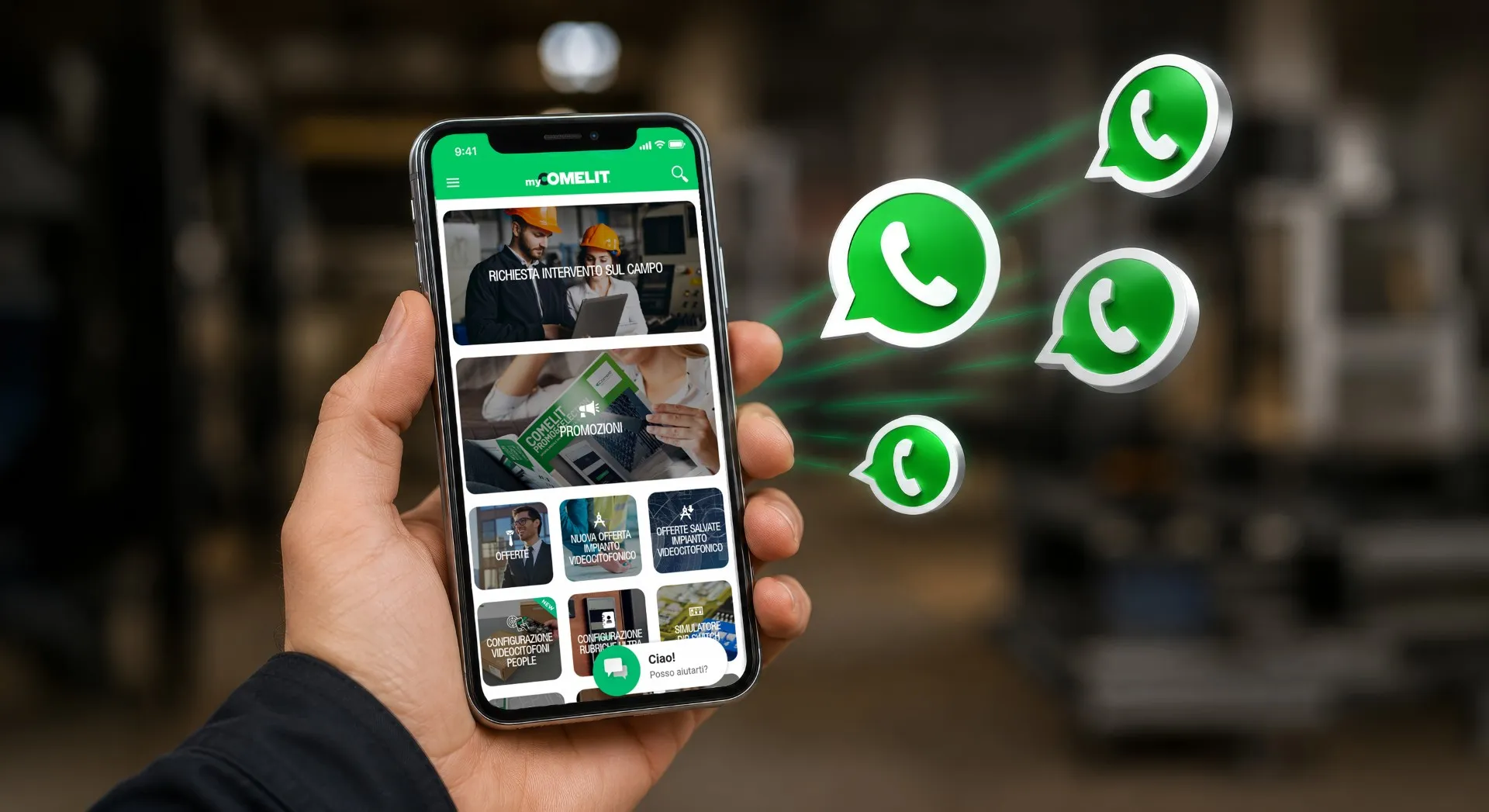 Smartphone con app MyComelit che invia richieste di assistenza tramite WhatsApp