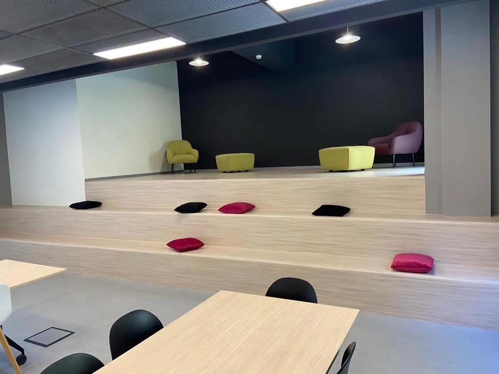 Spazio relax del Dot Campus Roma progettato per il benessere e dotato di impianti di sicurezza