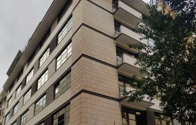 Facciata esterna del Dot Campus Roma, edificio sostenibile dotato di sistemi antincendio moderni