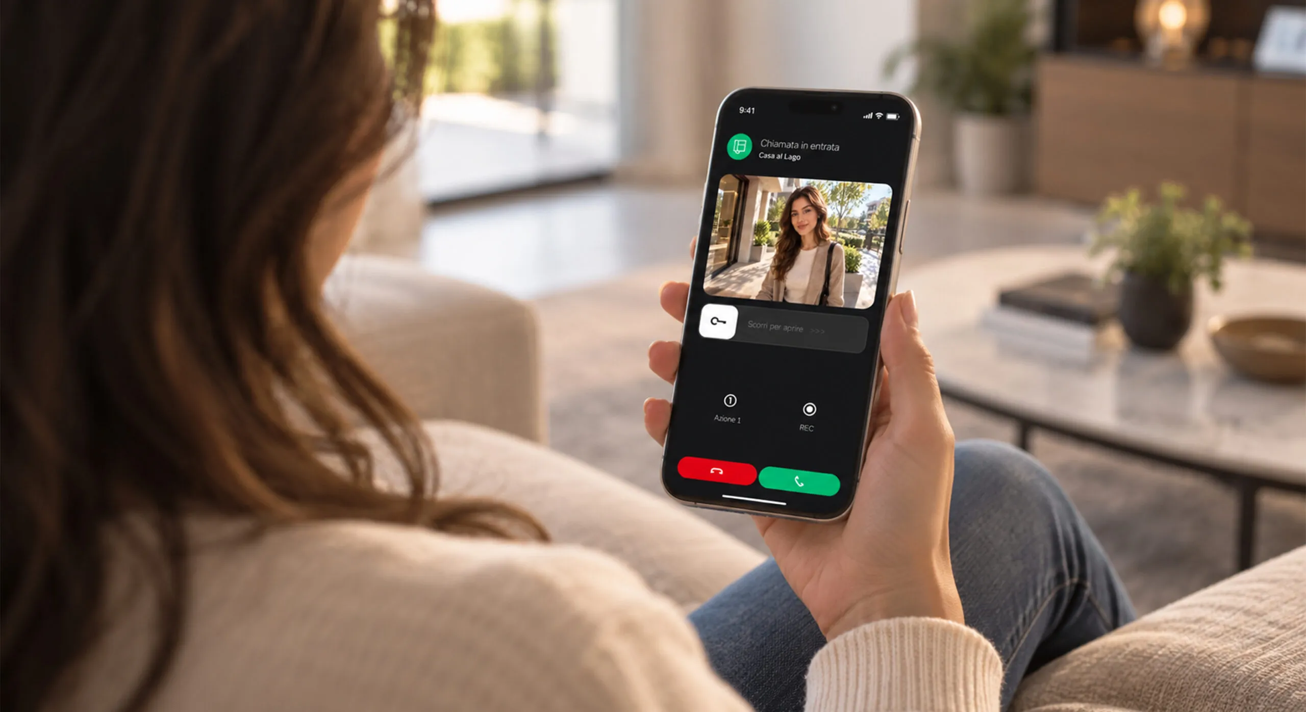 Chiamata videocitofonica in entrata sullo smartphone tramite Comelit App, con anteprima video del visitatore e comando di apertura porta
