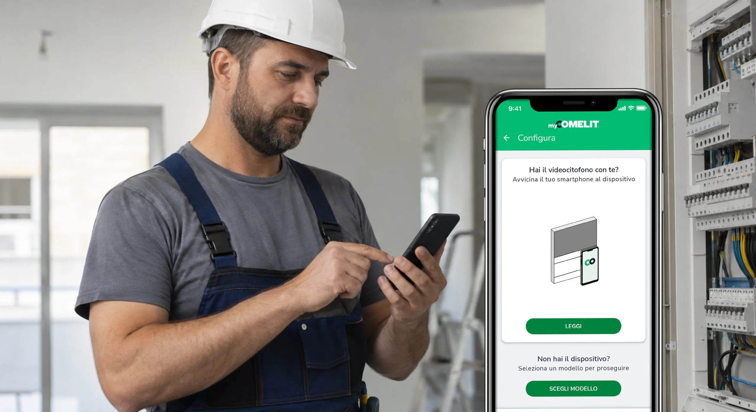 Installatore in cantiere utilizza l'app myComelit per configurare un videocitofono tramite NFC prima dell'installazione