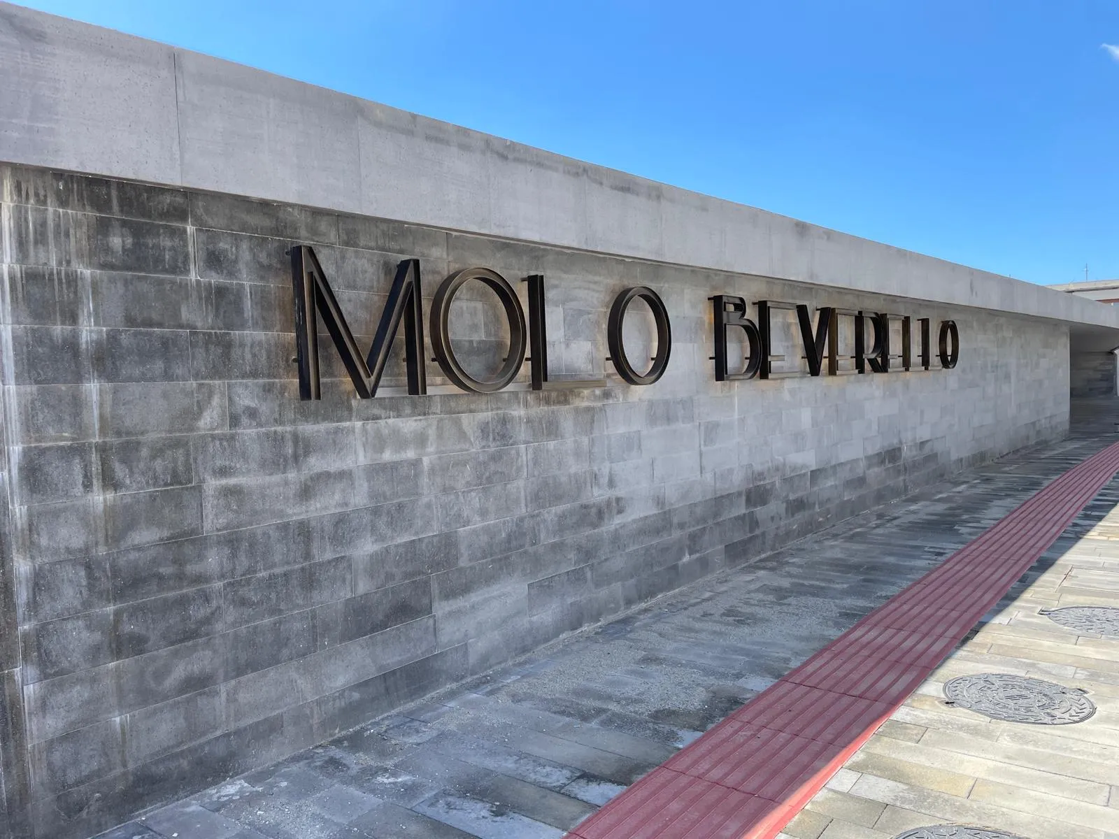 Ingresso principale del Molo Beverello con insegna in evidenza