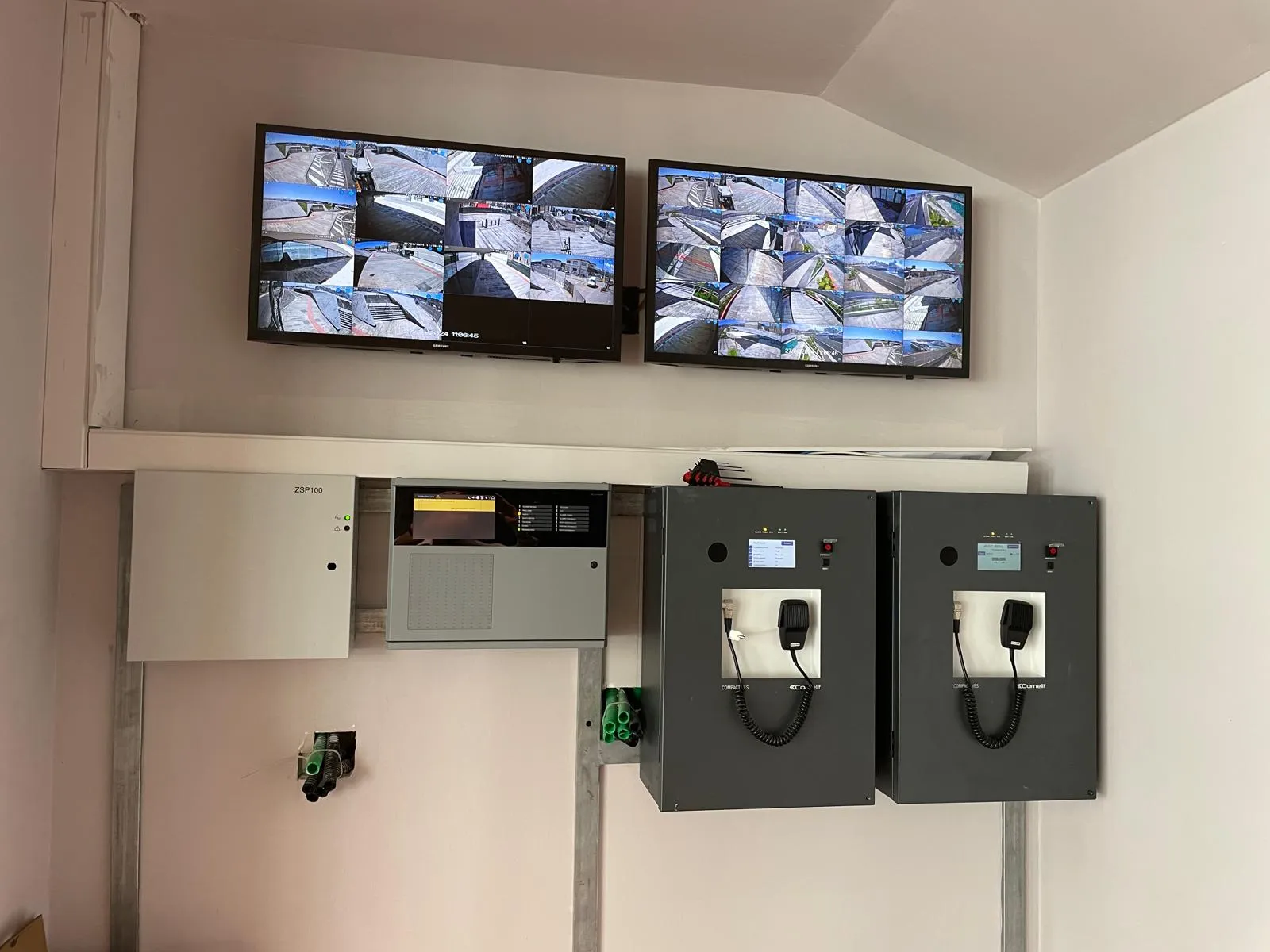 Sistema di videosorveglianza professionale al Molo Beverello con telecamere Comelit e monitor di controllo