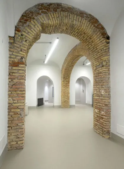 Aula dell'Accademia Costume & Moda Roma con archi romani storici e sistema antincendio LogiFire integrato