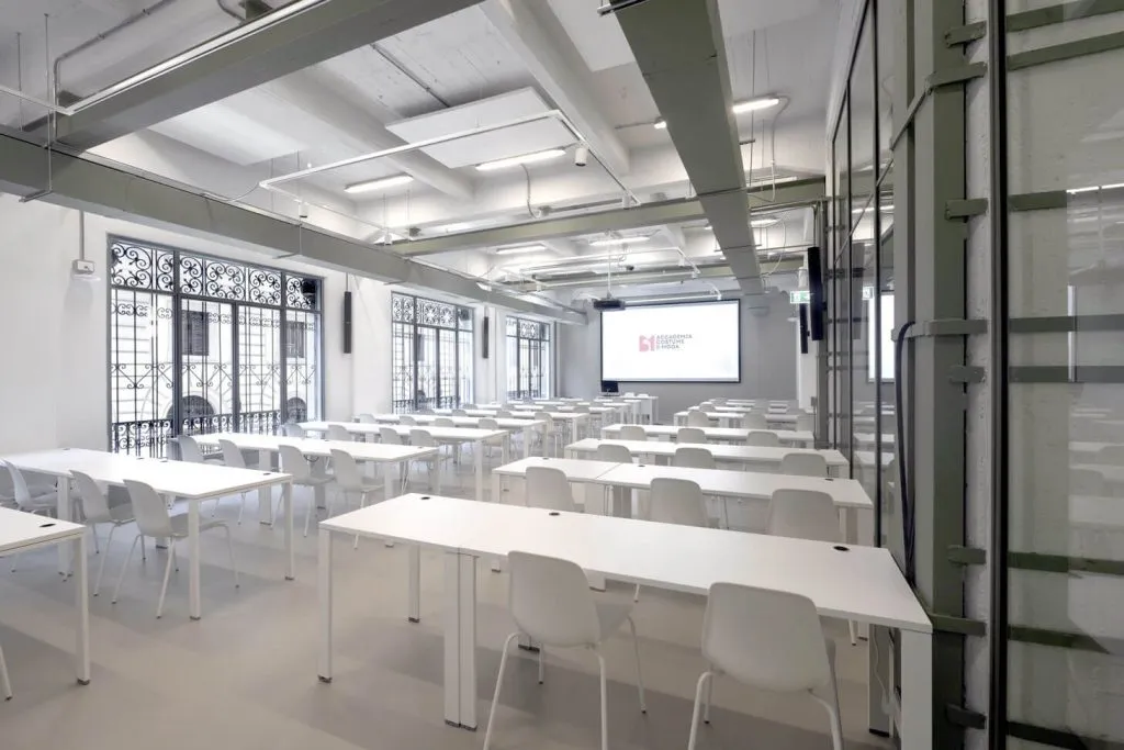 Aula moderna digitalizzata con sistema evacuazione vocale LogiVox e sicurezza antincendio Comelit