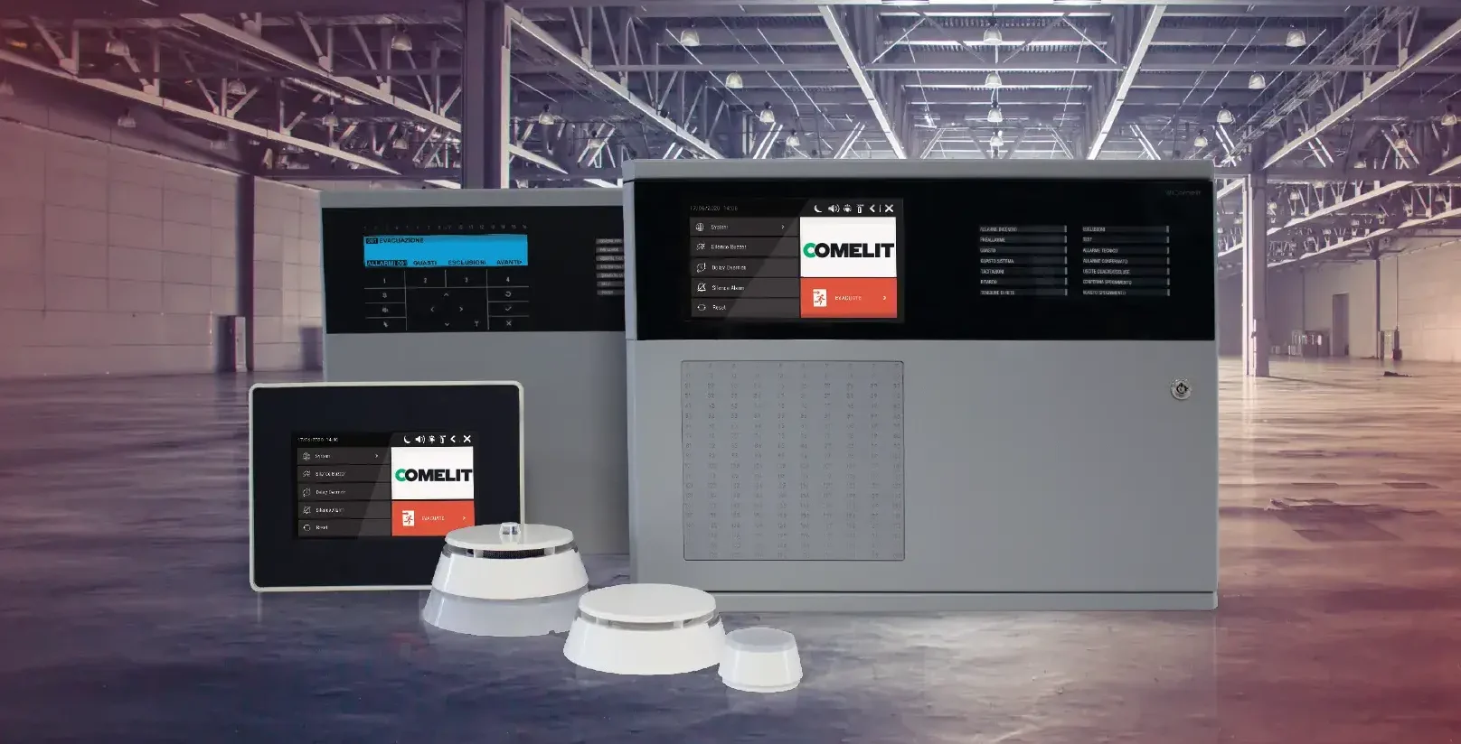 Sistema antincendio LogiFire di Comelit con centrale indirizzata, pannello ripetitore touch screen e rivelatori ottici di fumo installati in contesto industriale