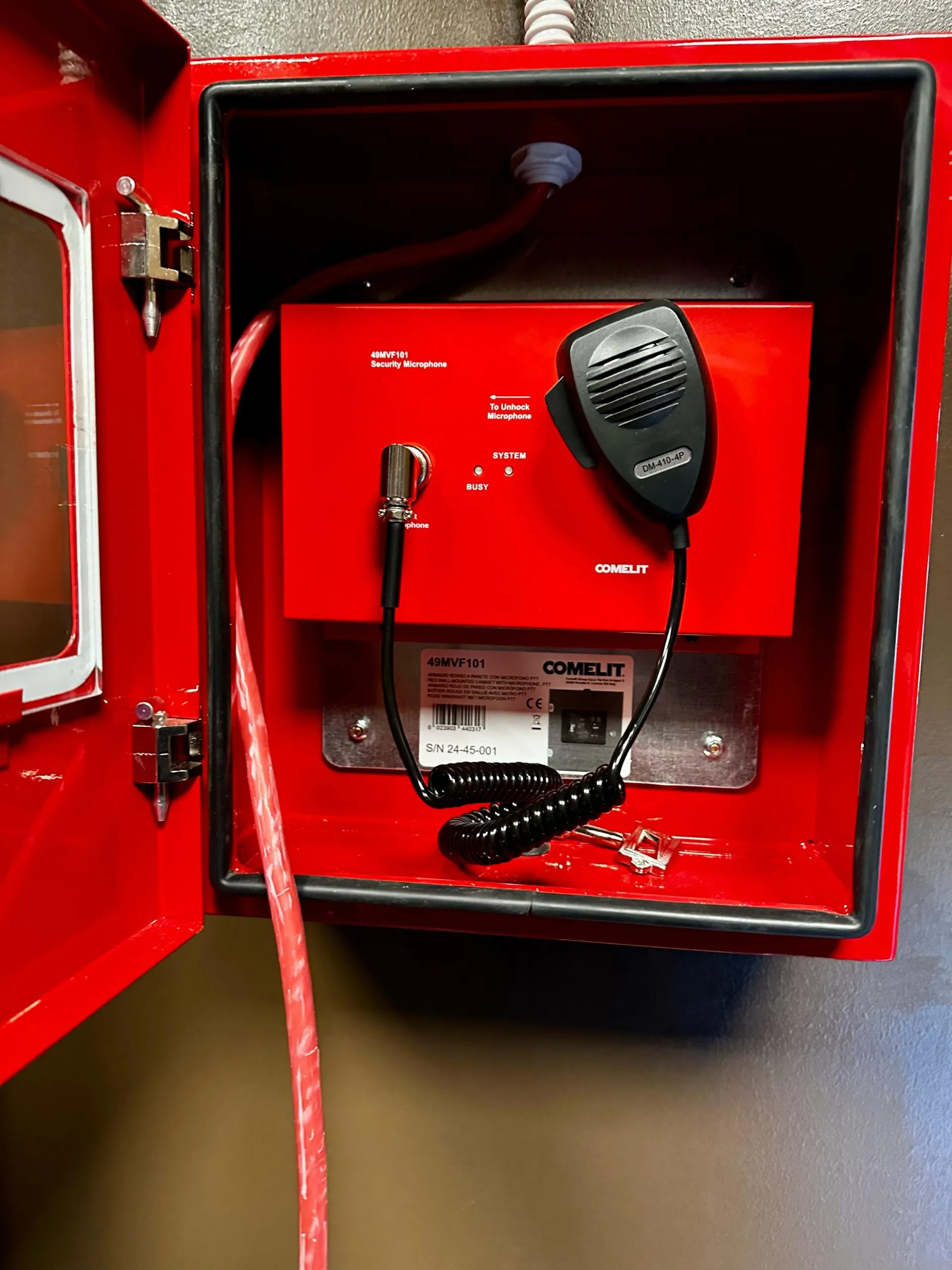 Centrale LogiVox Comelit con microfono di sicurezza per evacuazione vocale
