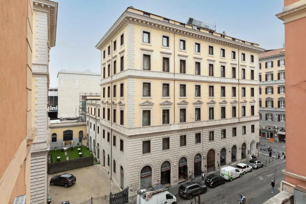 Vista della facciata esterna dell’hotel Numa Linea nel centro storico di Roma, dotato di impianto antincendio Comelit.