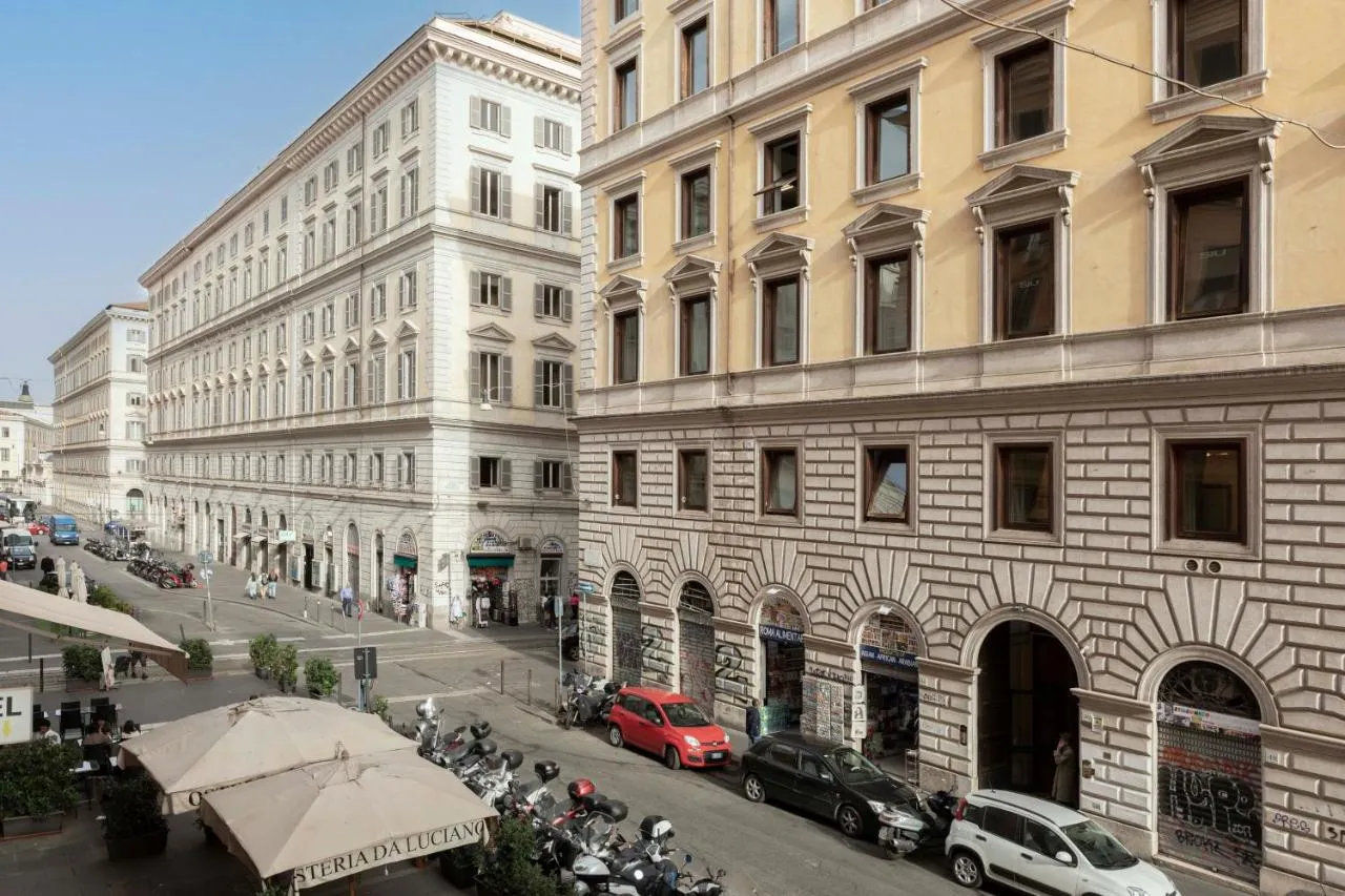 Veduta dell’hotel Numa Linea a Roma situato in un vivace contesto urbano con ristoranti e negozi, protetto da sistema antincendio Comelit