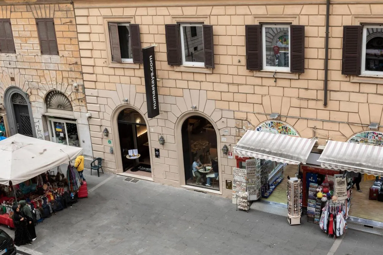 Ingresso principale dell’hotel digitale Numa Linea a Roma, protetto da un avanzato sistema antincendio LogiFire di Comelit.