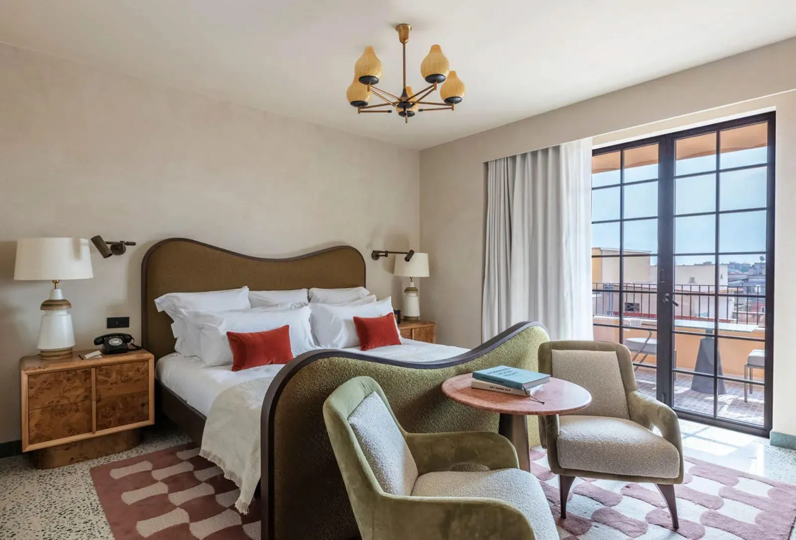 Camera da letto lussuosa al Soho Hotel con sistemi di sicurezza integrati, tra cui citofonia IP e videosorveglianza