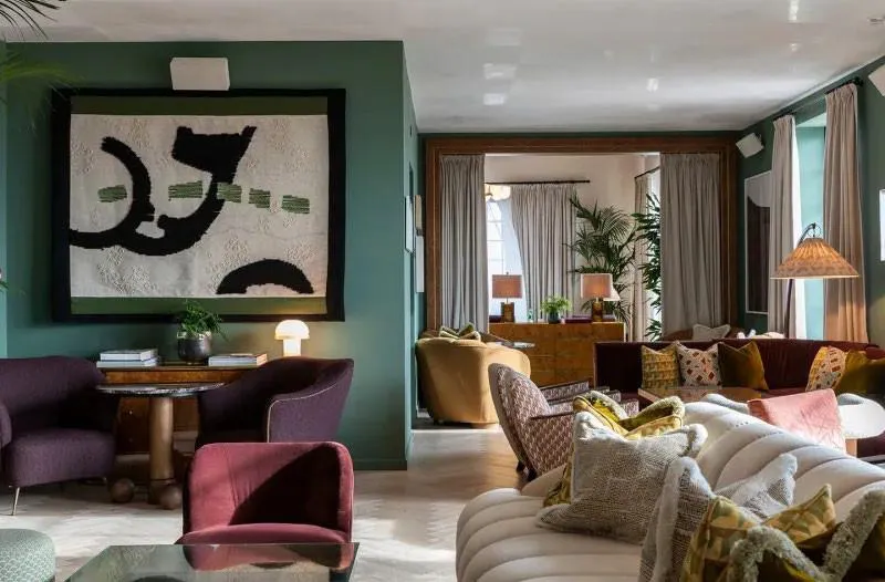 Lounge sofisticato al Soho Hotel con gestione centralizzata della sicurezza tramite app Comelit