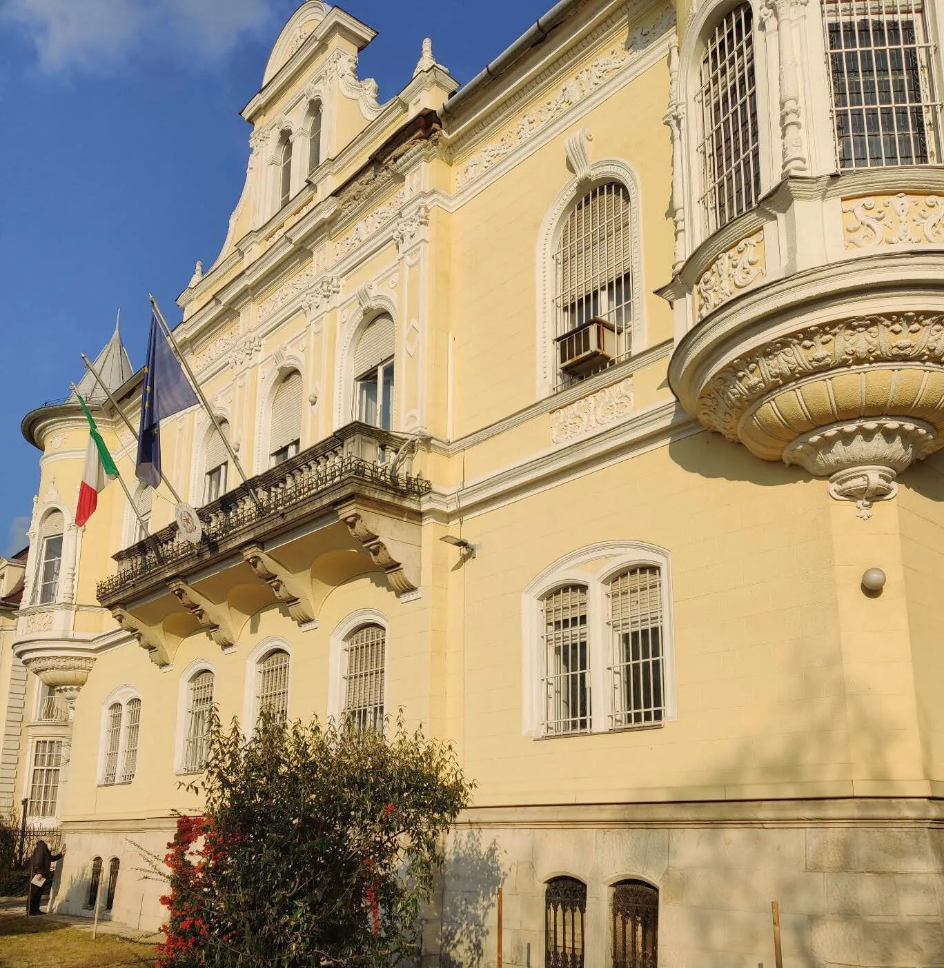 Facciata esterna dell'Ambasciata d'Italia a Budapest con sistemi di sicurezza integrata videosorveglianza e antintrusione