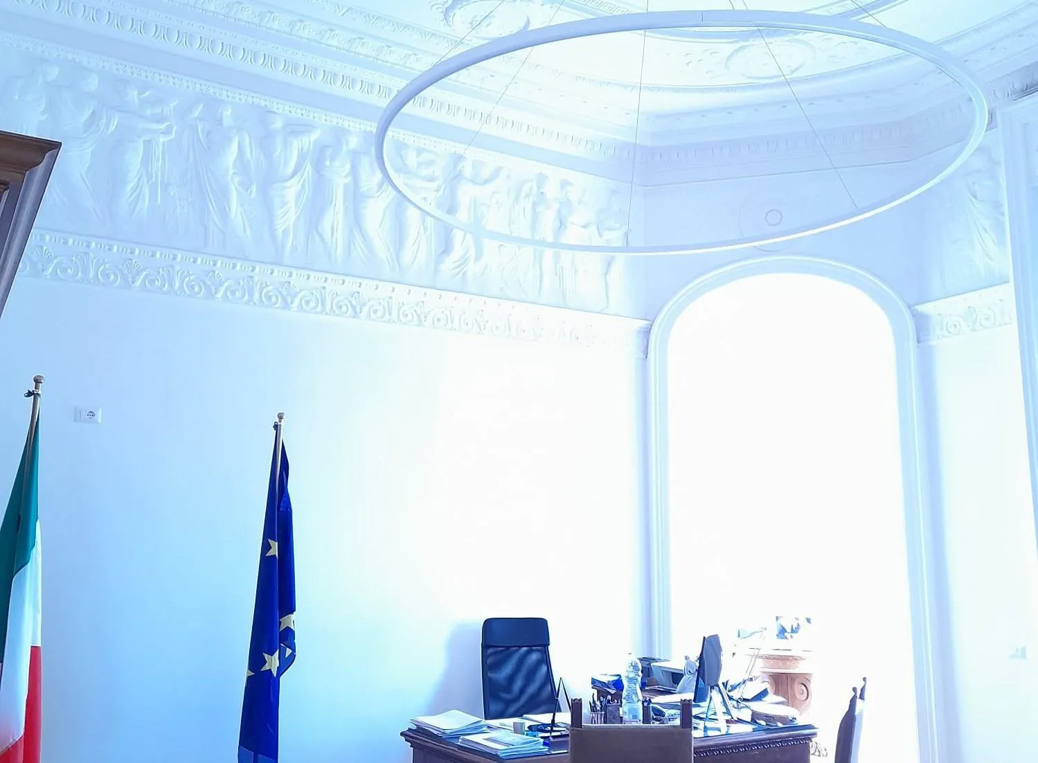 Interni dell'Ambasciata d'Italia a Budapest con soffitti affrescati e sistemi di sicurezza integrata Comelit
