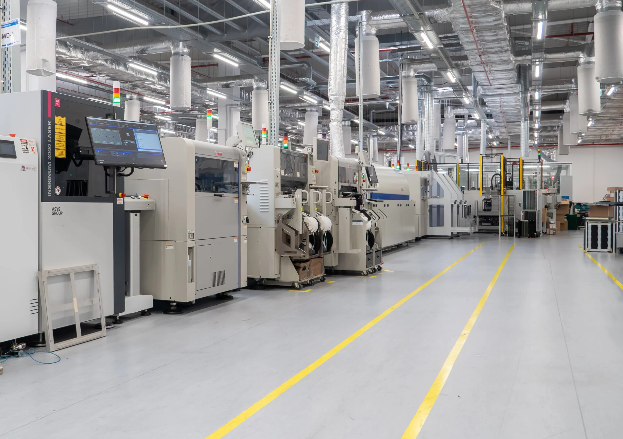 Robot industriali COMAU e YAMAHA per assemblaggio automatizzato sensori antincendio nello stabilimento Teletek