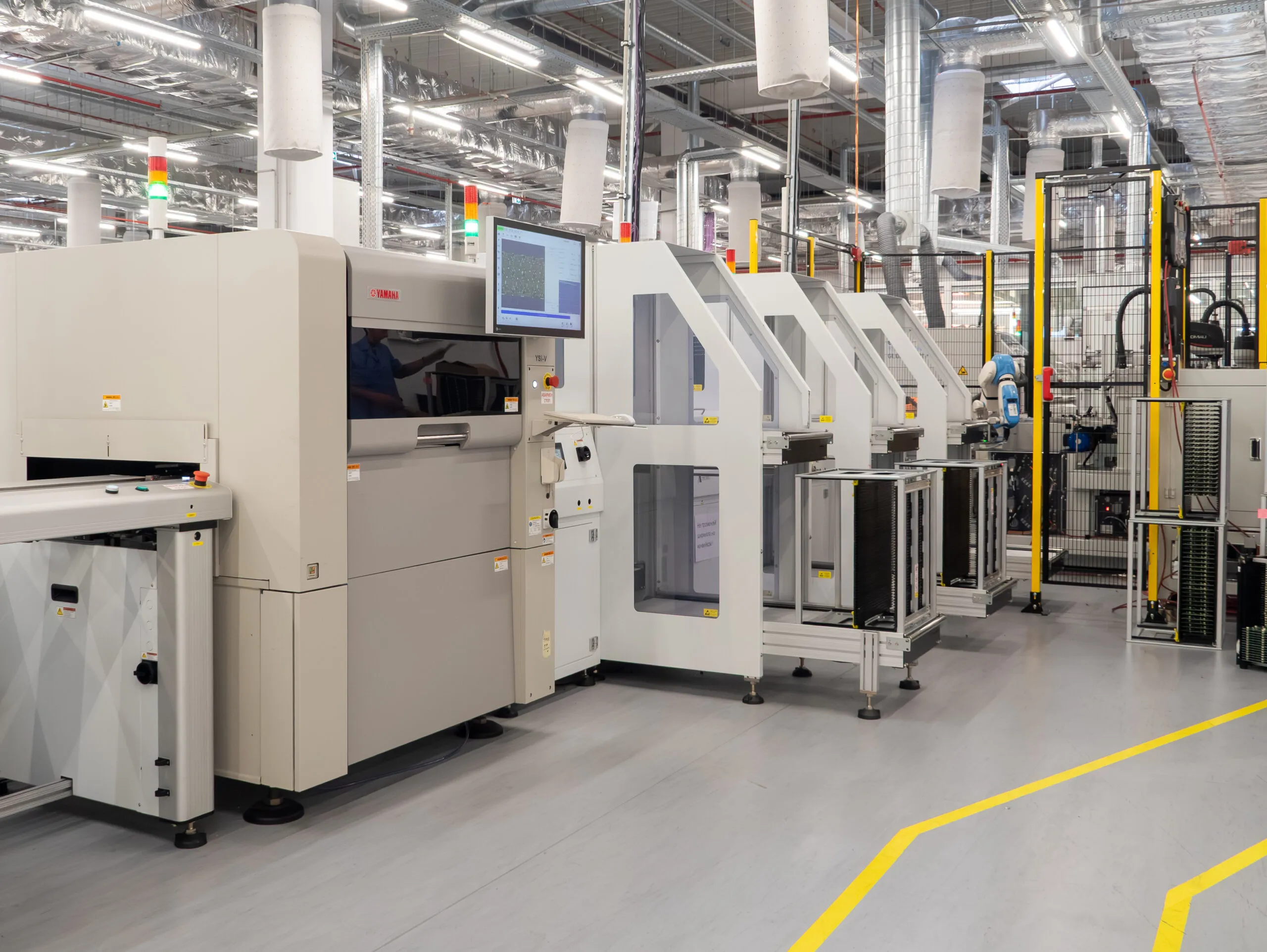 Macchinari industriali YAMAHA per produzione sensori antincendio con ciclo produttivo completo in 7 secondi