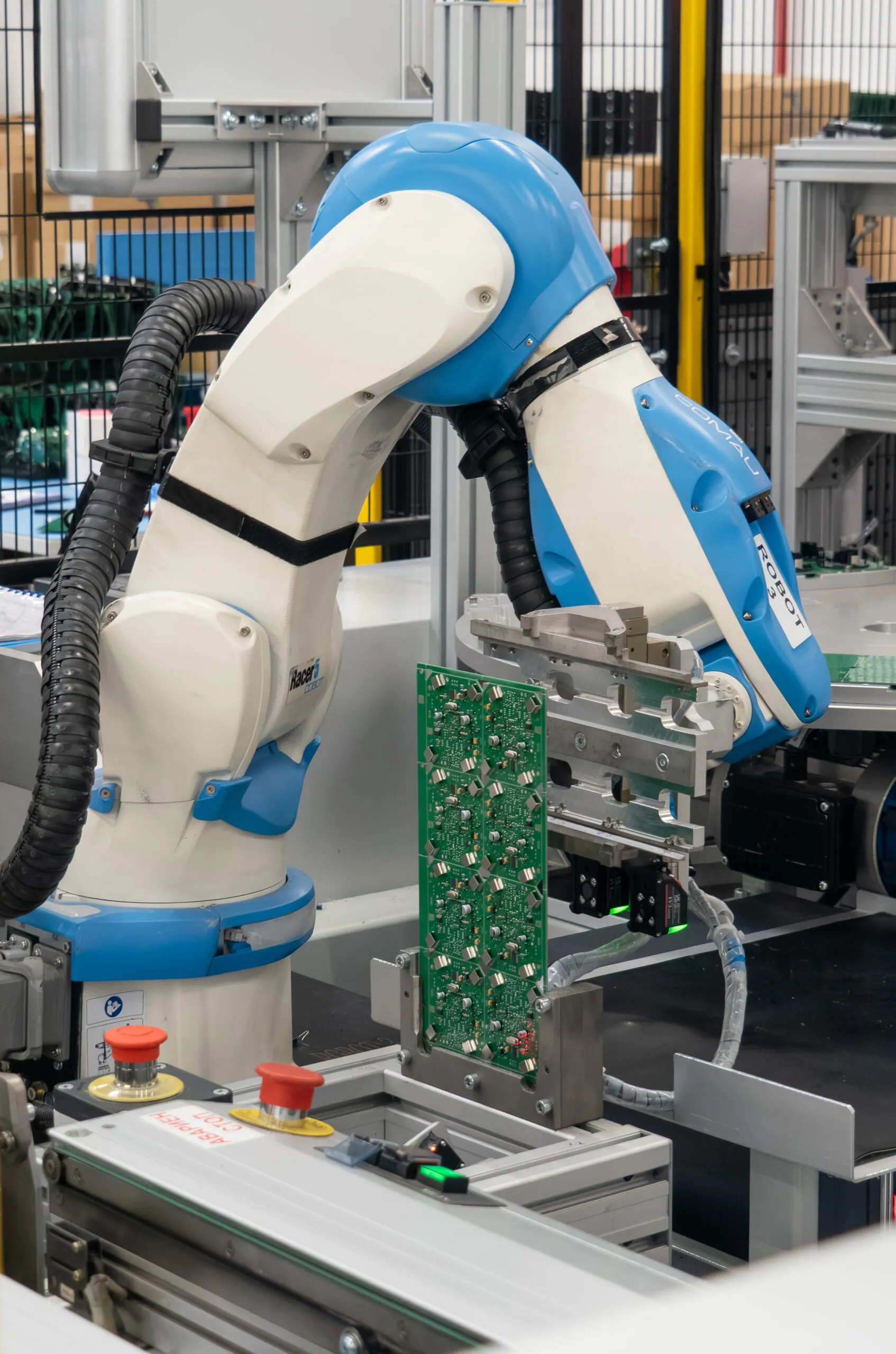 Robot industriali COMAU e YAMAHA per assemblaggio automatizzato sensori antincendio nello stabilimento Teletek