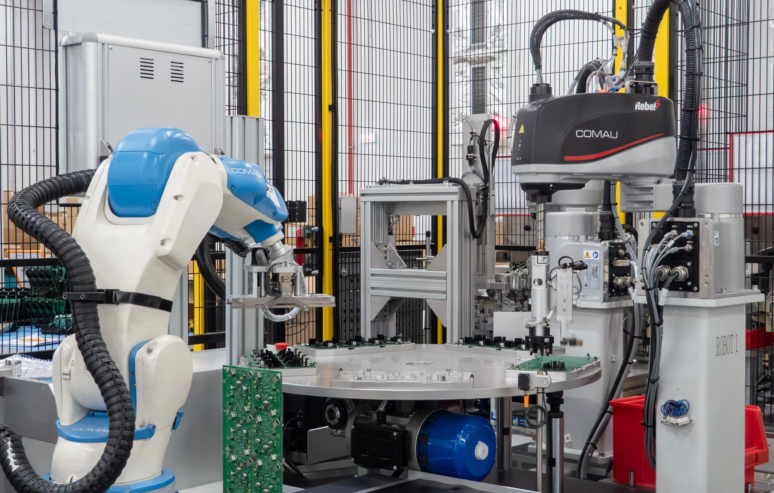 Robot industriale per assemblaggio schede elettroniche sensori di rivelazione incendi con tecnologia avanzata