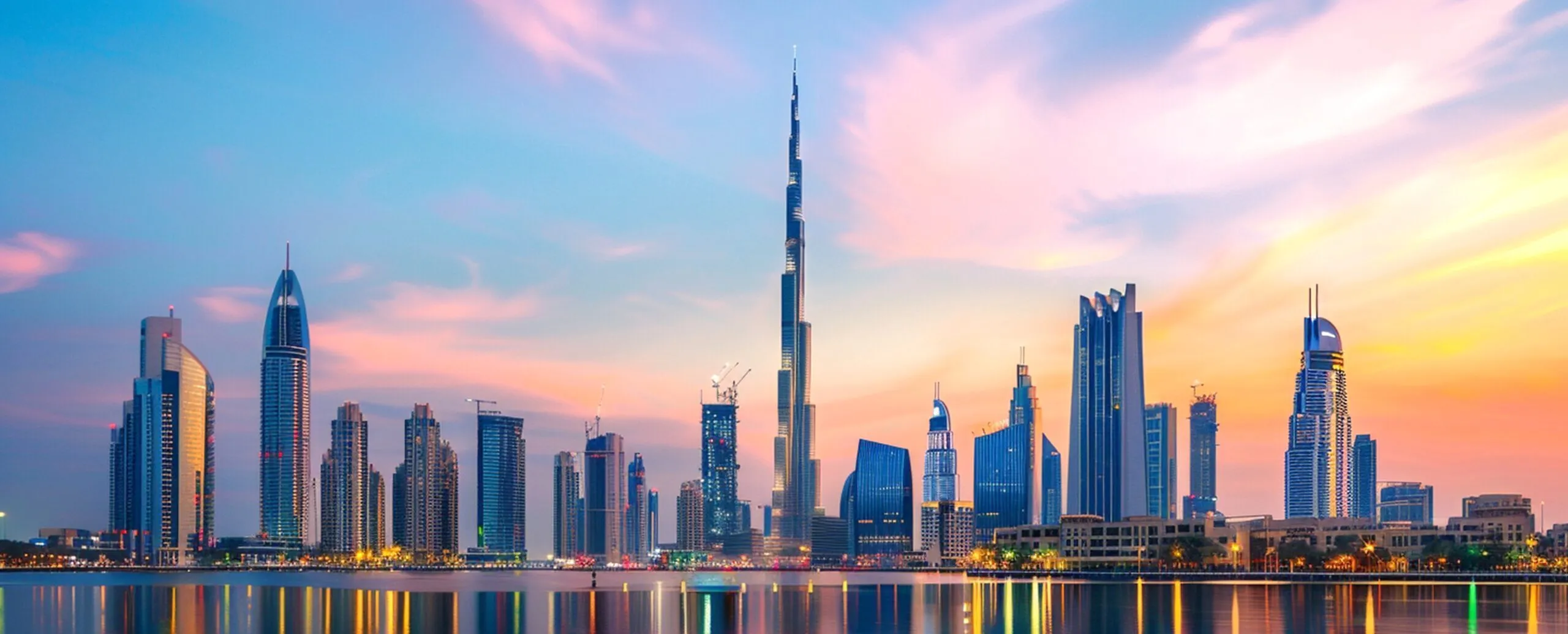 Skyline di Dubai riflesso sull’acqua, simbolo di eleganza e tecnologia