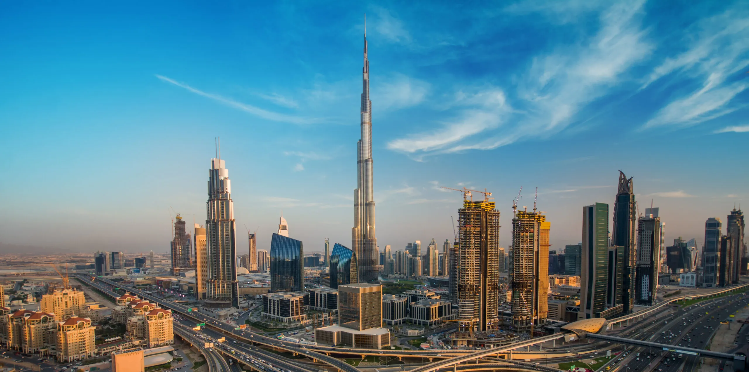 Skyline di Dubai con Burj Khalifa al tramonto