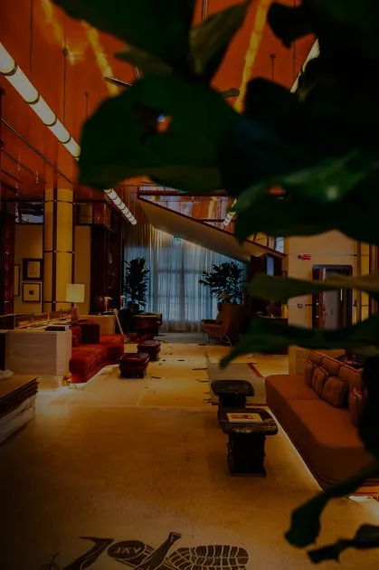 Panoramica del Lounge Orient Express con arredi curati e impianti speciali Comelit per la sicurezza, come il controllo accessi Simplekey e sistemi antincendio LogiFire integrati nell’architettura.