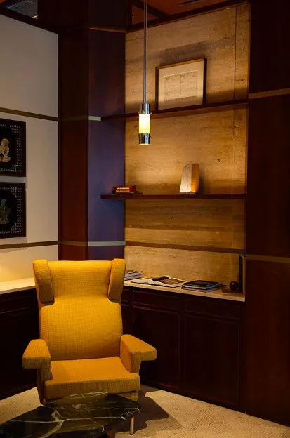 Dettagli art déco e poltrona vintage nel Dolce Vita Lounge Orient Express, dove i rivelatori di fumo Comelit LogiFire garantiscono sicurezza senza compromettere il design.