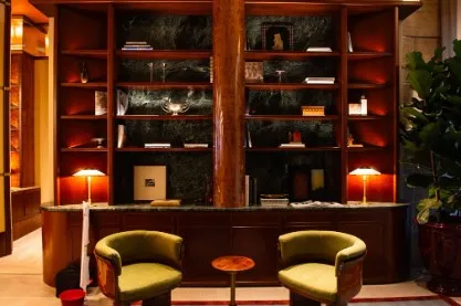 Arredi in legno pregiato e illuminazione soffusa nel Dolce Vita Lounge Orient Express, protetto dai sistemi di sicurezza integrati Comelit, ideali per ambienti di prestigio.