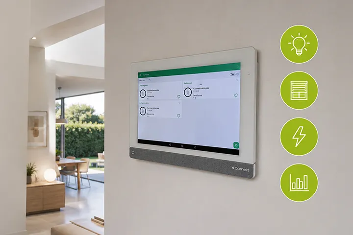 Monitor domotico Comelit a parete con icone per luci, tapparelle, energia e consumi in una casa moderna