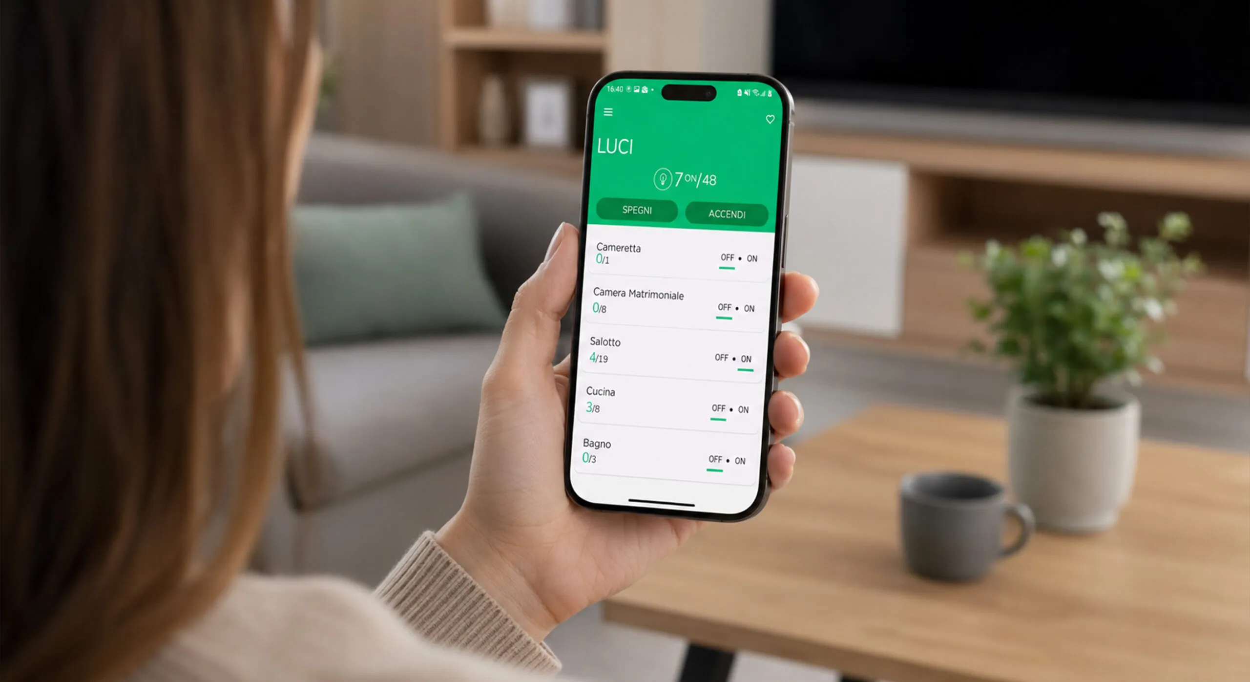 App domotica Comelit su smartphone per gestire e spegnere le luci di casa da remoto e ridurre i consumi