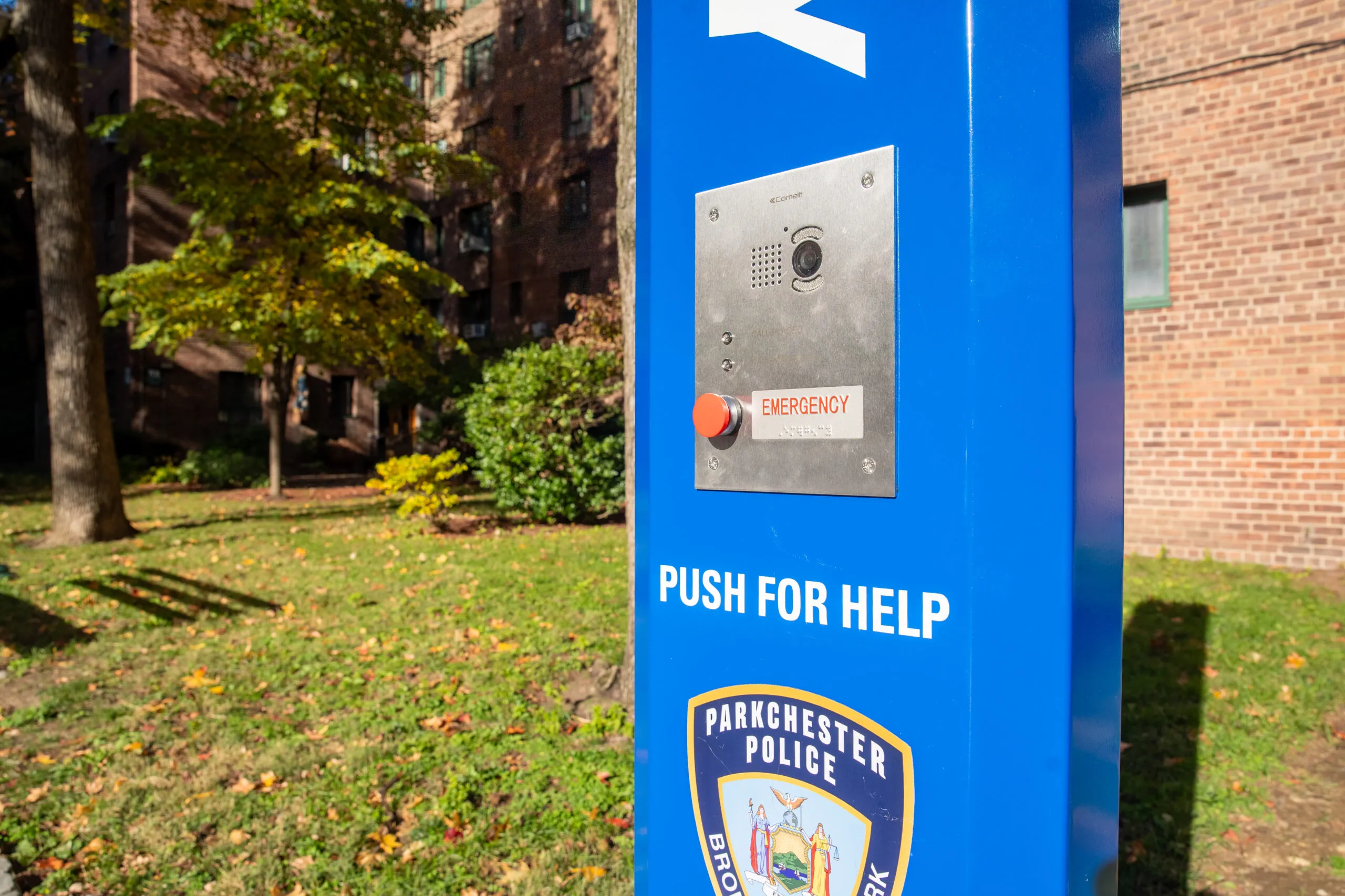 Dettaglio del tasto di emergenza della colonnina Comelit installata nei giardini di Parkchester