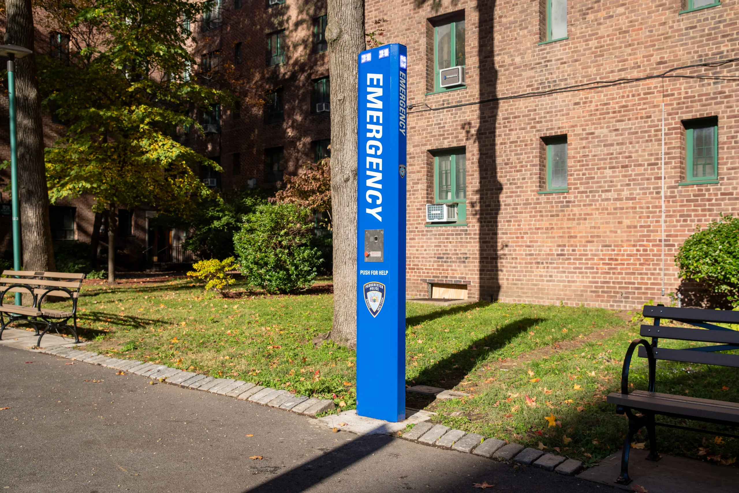 Colonnina Emergency Comelit installata a Parkchester con logo Parkchester Police per richieste di aiuto immediate