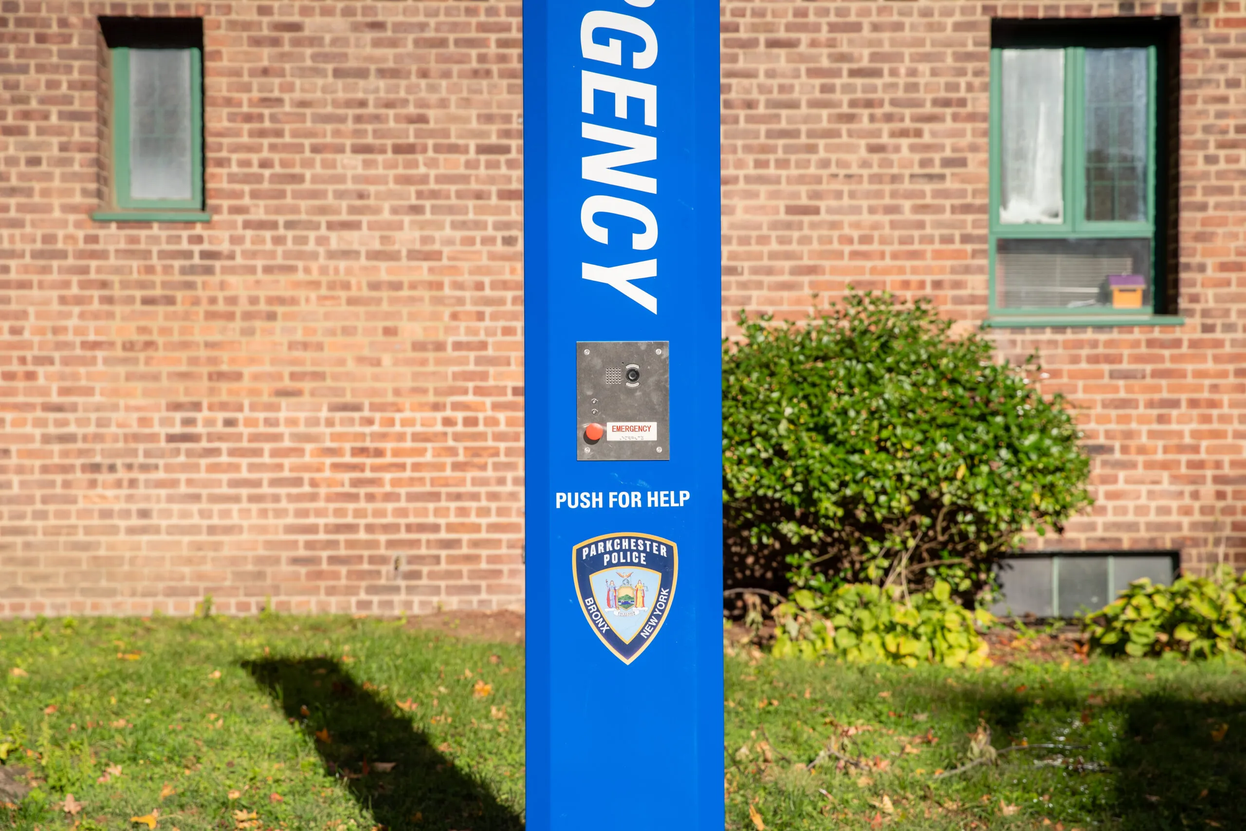 Colonnina Emergency Comelit installata a Parkchester con logo Parkchester Police per richieste di aiuto immediate