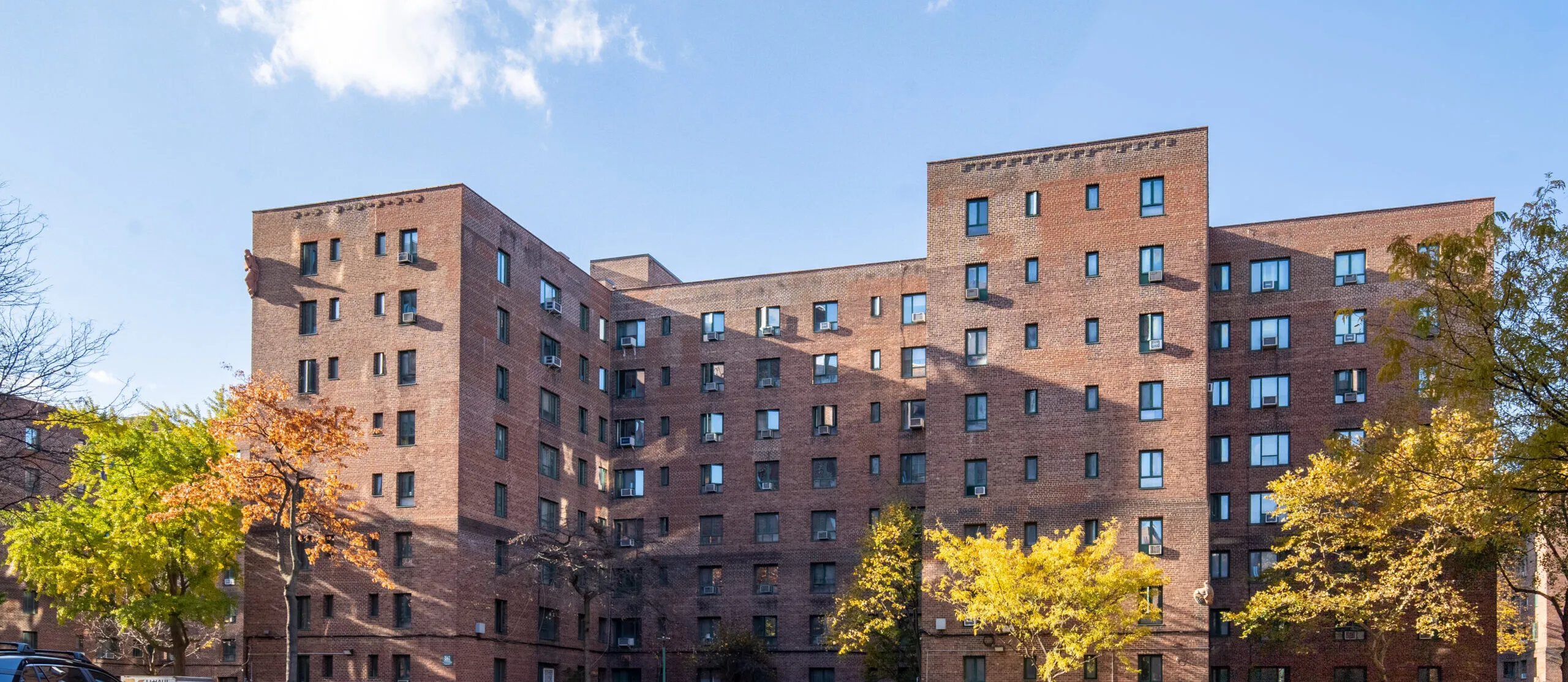 Facciata in mattoni degli edifici di Parkchester, parte del più grande progetto mondiale di videocitofonia IP Comelit.