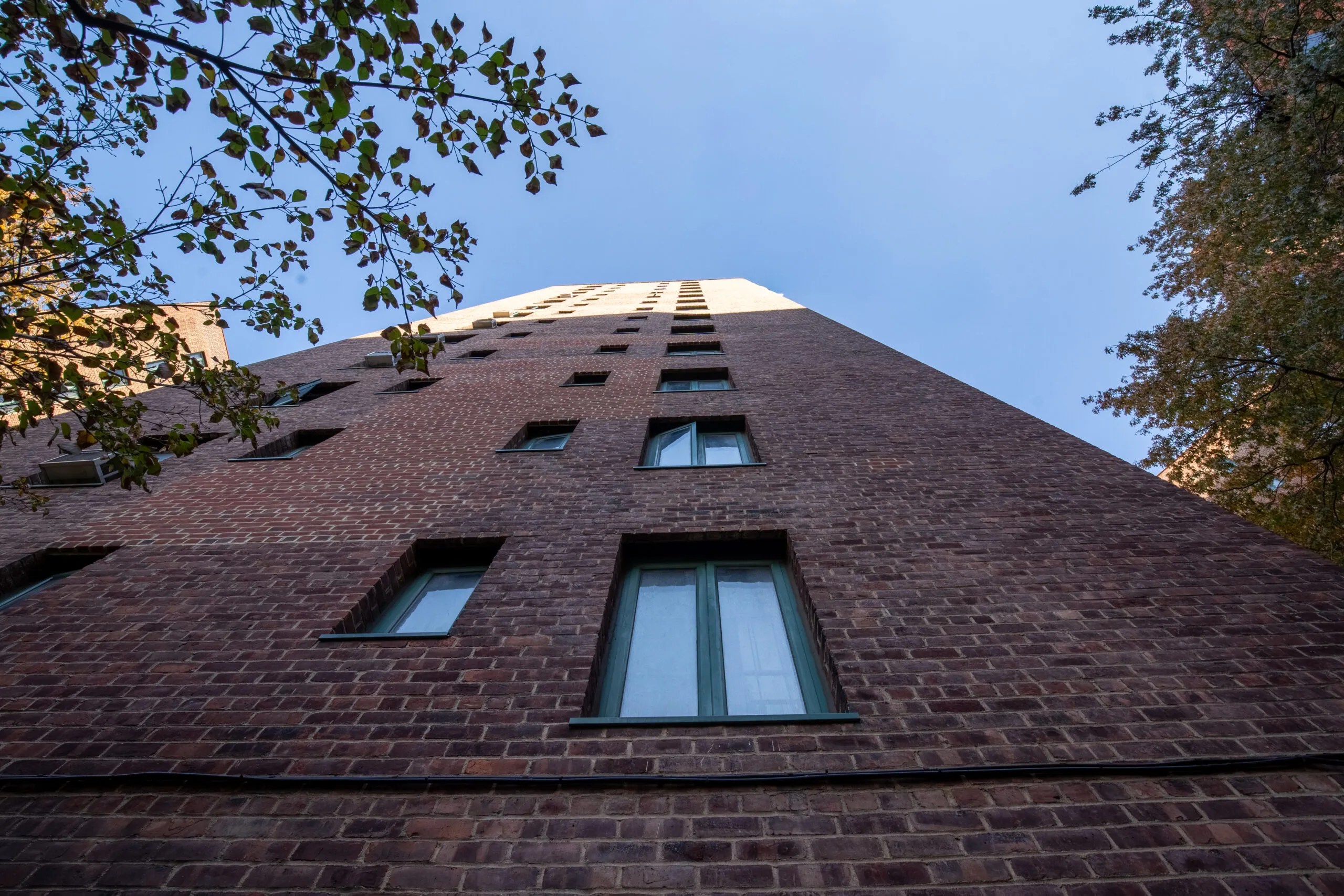 Facciata in mattoni degli edifici di Parkchester, parte del più grande progetto mondiale di videocitofonia IP Comelit.