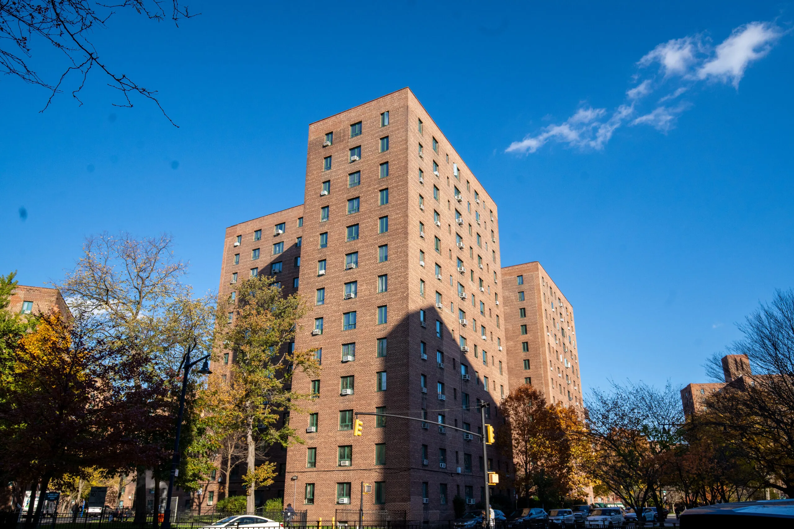 Complesso residenziale di Parkchester durante l’autunno, con edifici serviti dal sistema di videocitofonia IP Comelit.