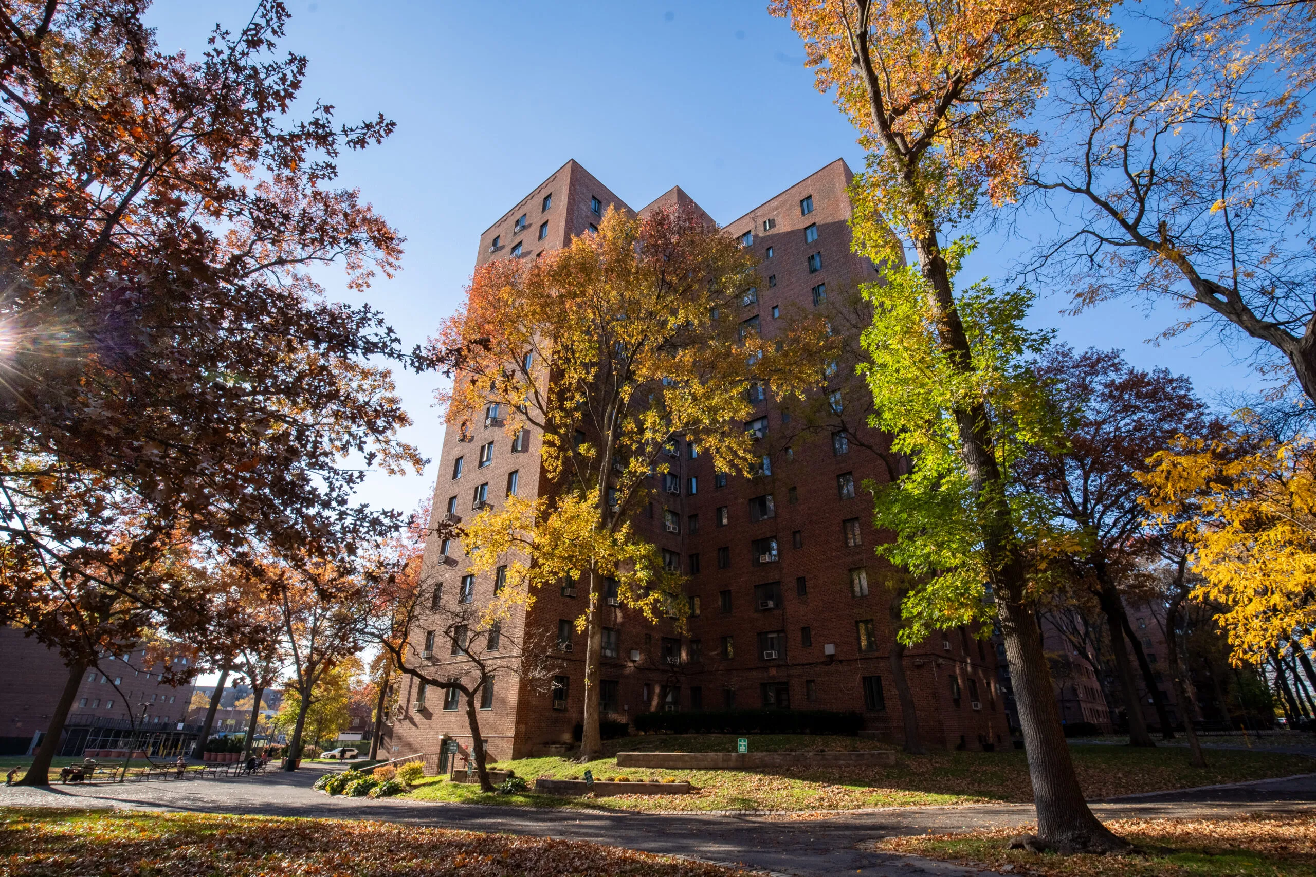 Vista stradale di Parkchester a New York, comunità servita dal più grande impianto di videocitofonia IP Comelit.