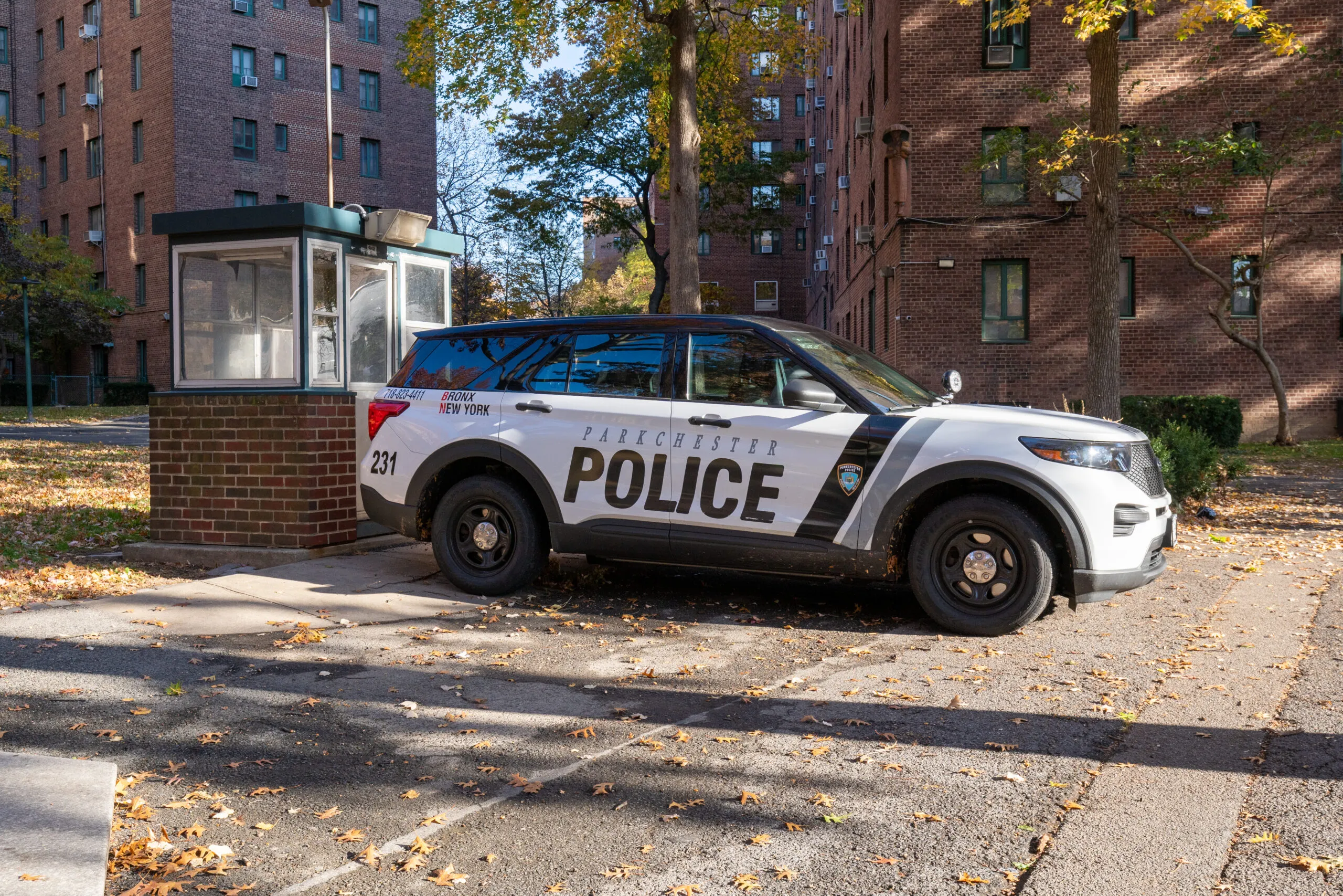 Auto della Parkchester Police nel complesso residenziale del Bronx, parte del sistema di sicurezza dell’area