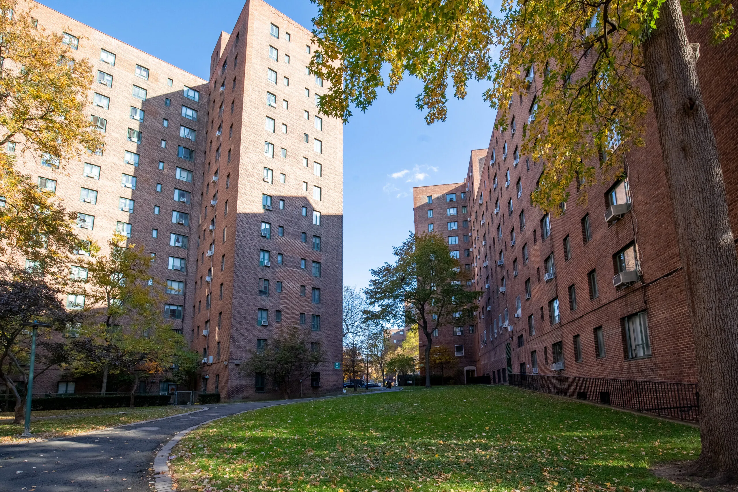 Edifici residenziali del complesso Parkchester a New York, serviti dall’impianto di videocitofonia IP Comelit.