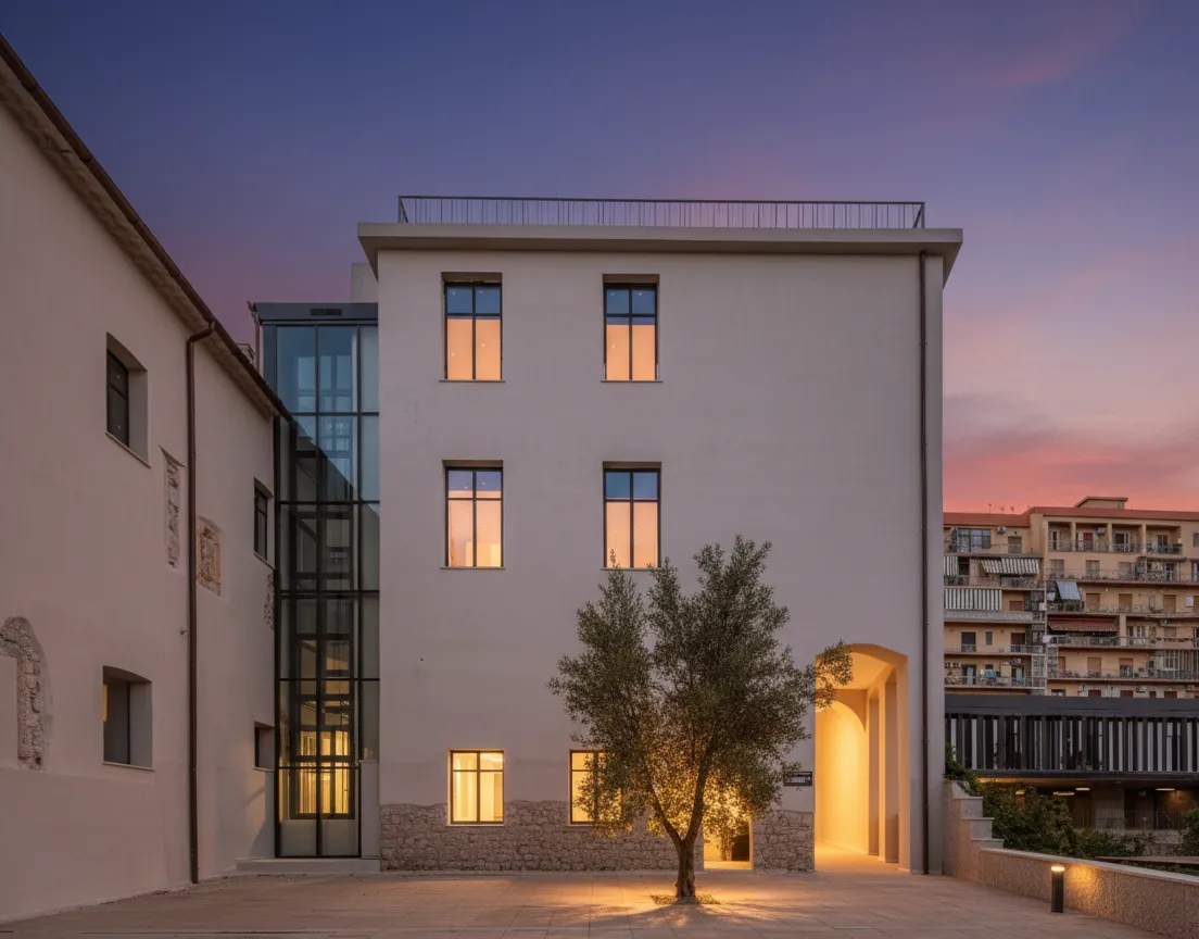 Vista del corpo laterale della Procura di Catanzaro con integrazione architettonica tra struttura storica e volume moderno.