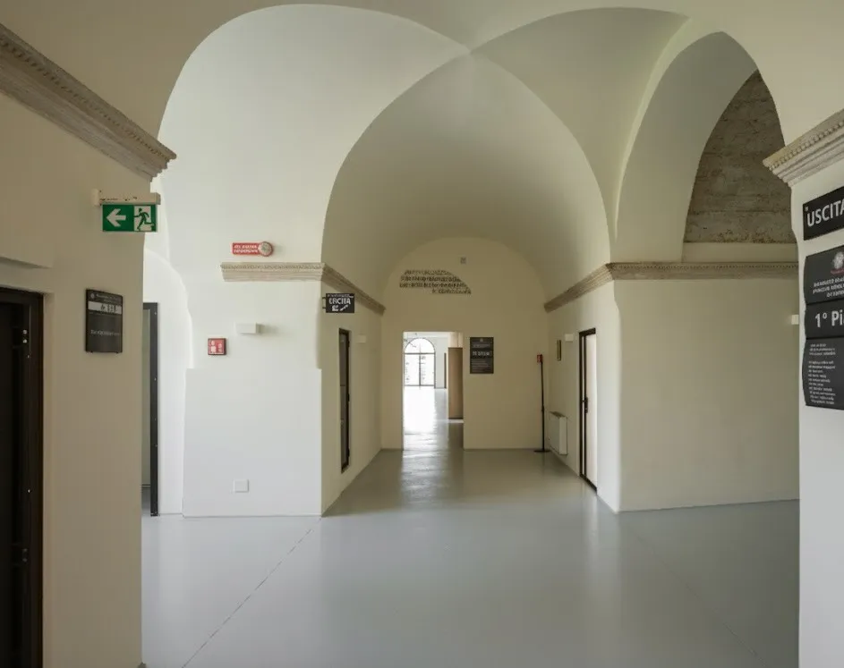 Corridoio interno della nuova sede della Procura di Catanzaro con volte a crociera restaurate e segnaletica di sicurezza