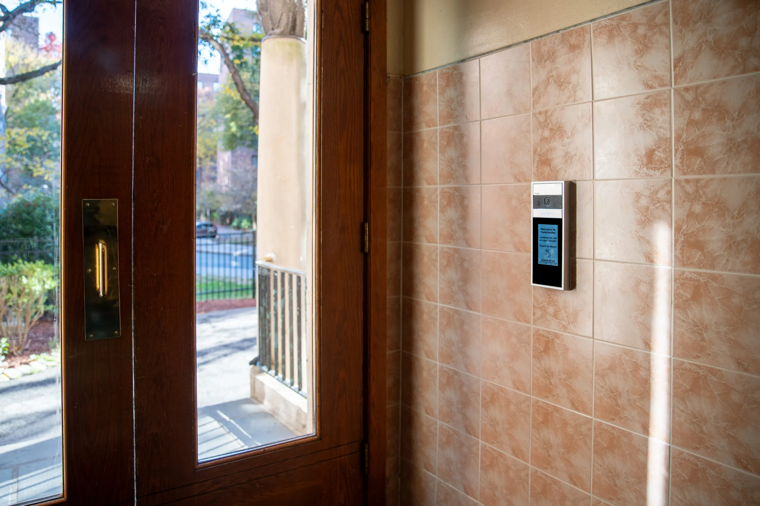 Pulsantiera Comelit Ultra Touch montata vicino all’ingresso esterno di un edificio del complesso Parkchester.