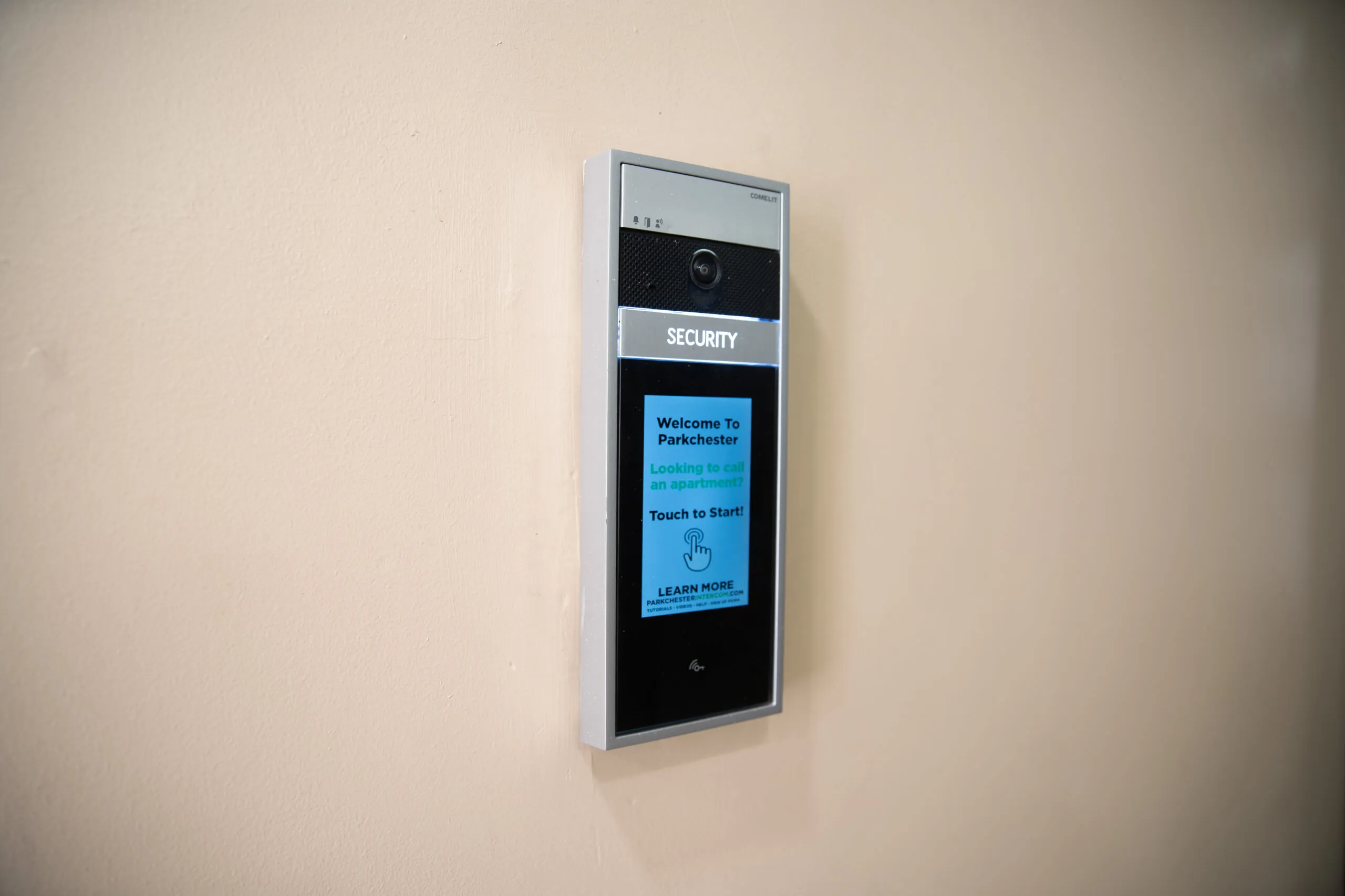 Pulsantiera Comelit Ultra Touch installata all’ingresso di un edificio del complesso Parkchester per videocitofonia IP