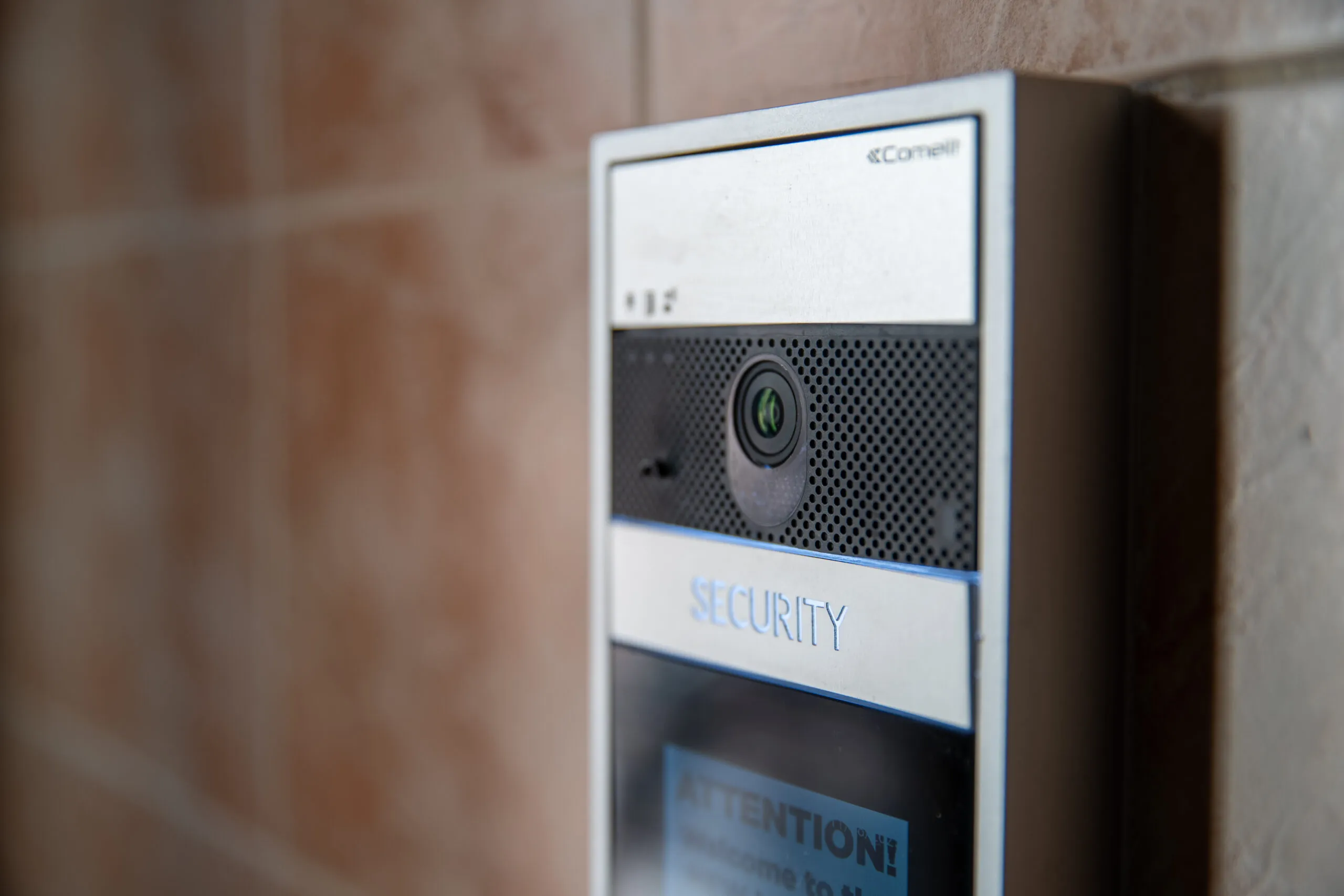 Dettaglio della pulsantiera Comelit Ultra Touch con schermo informativo dell’intercom Parkchester.