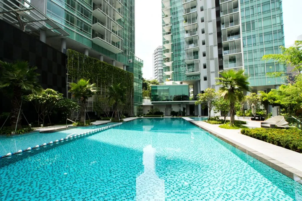 Piscina esterna di lusso e area comune del complesso The Vermont on Cairnhill Singapore con videocitofonia IP e sicurezza Comelit