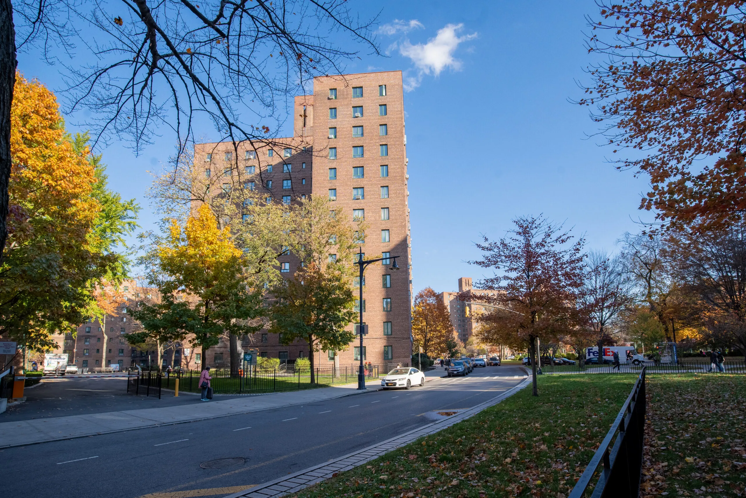 Palazzi in mattoni di Parkchester a New York dove è attivo il sistema di videocitofonia smart Comelit via App.