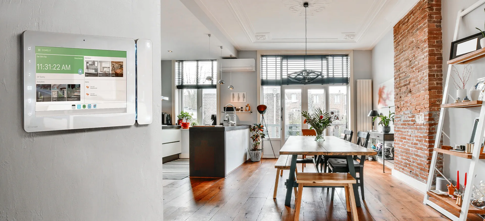 Sistemi di videocitofonia integrati con building automation e domotica su display touch residenziale.