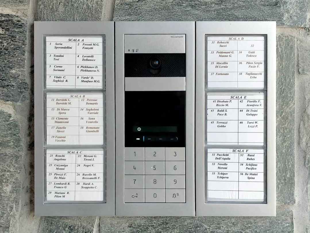 Pulsantiera esterna Comelit Ultra con rubrica digitale installata in un condominio.