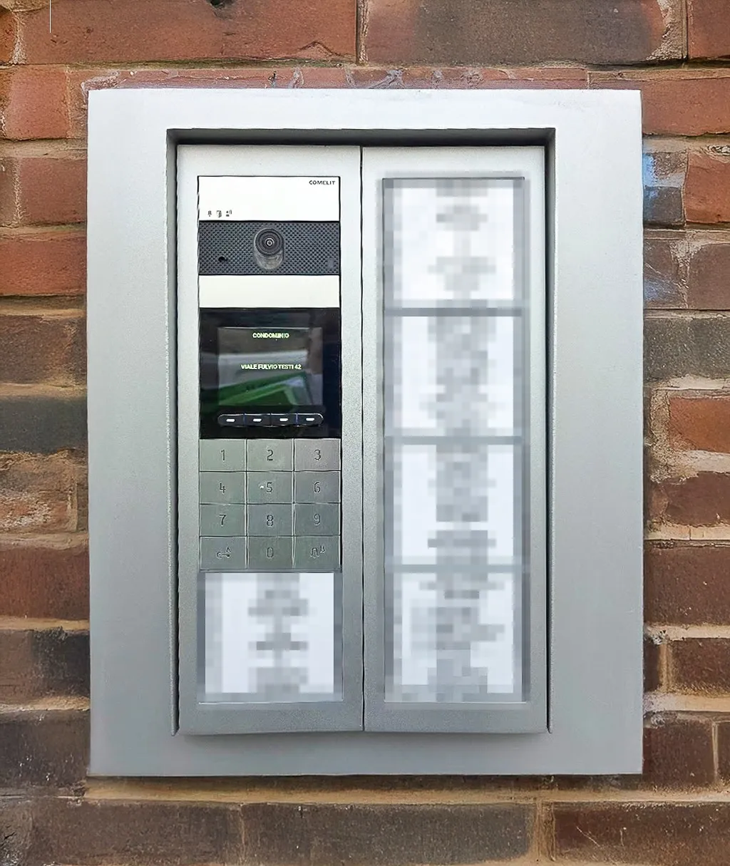 Pulsantiera videocitofonica Comelit Ultra touch installata in condominio a Milano.